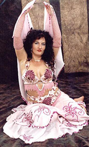 Dschanan mit weißem Kostüm