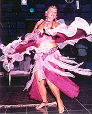 Dschanan mit pinkem Kostüm