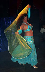Dschanan mit türkisem Kostüm