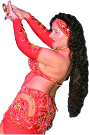 Dschanan in einem rot-goldenem Kostüm